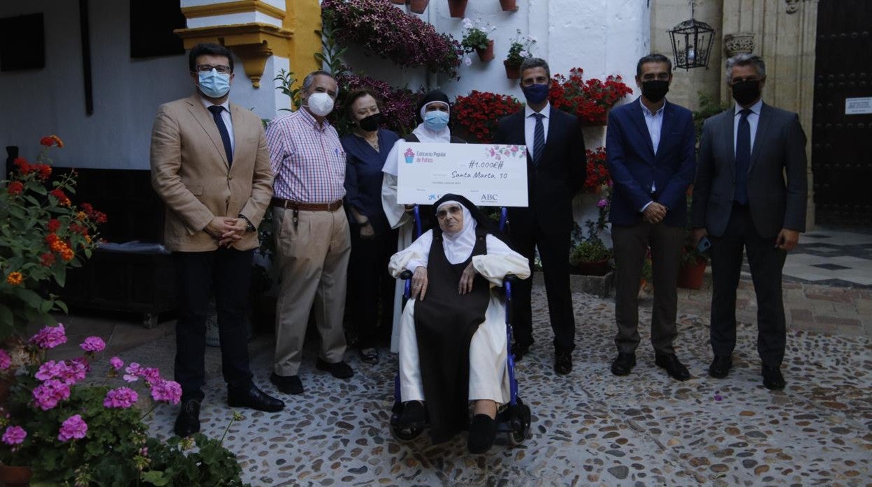 Foto de familia de la entrega del premio al 'Mejor Patio por Votación Popular' de ABC Córdoba