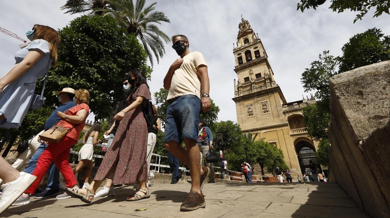 Turistas en el Patio de los Naranjos de la Mezquita-Catedral de Córdoba