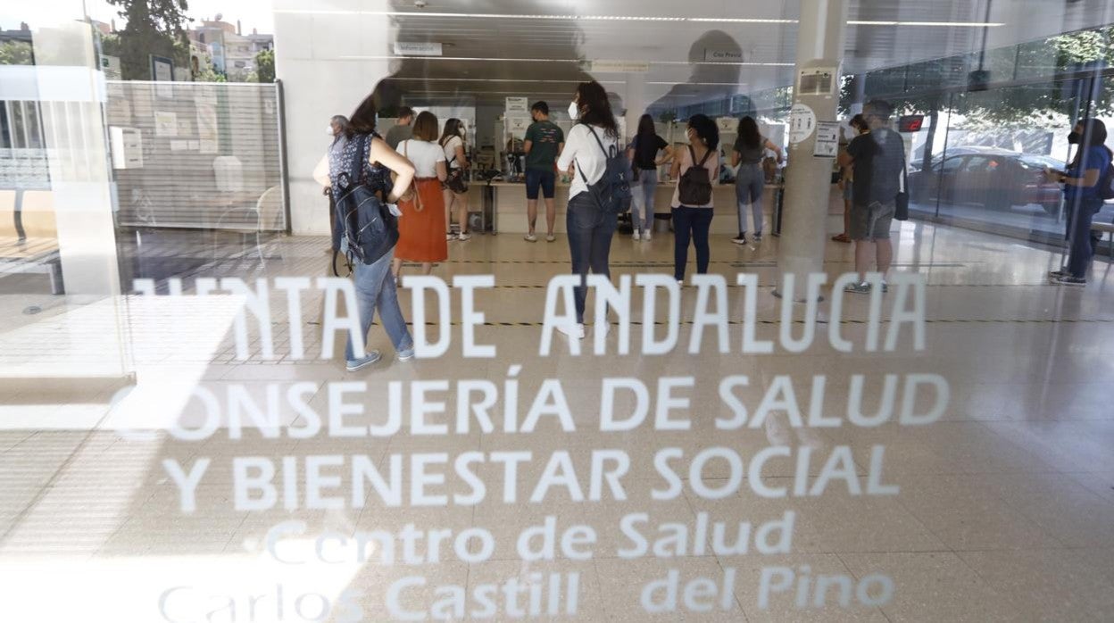 Colas para vacunarse en el centro de salud Castilla del Pino el pasado 22 de mayo