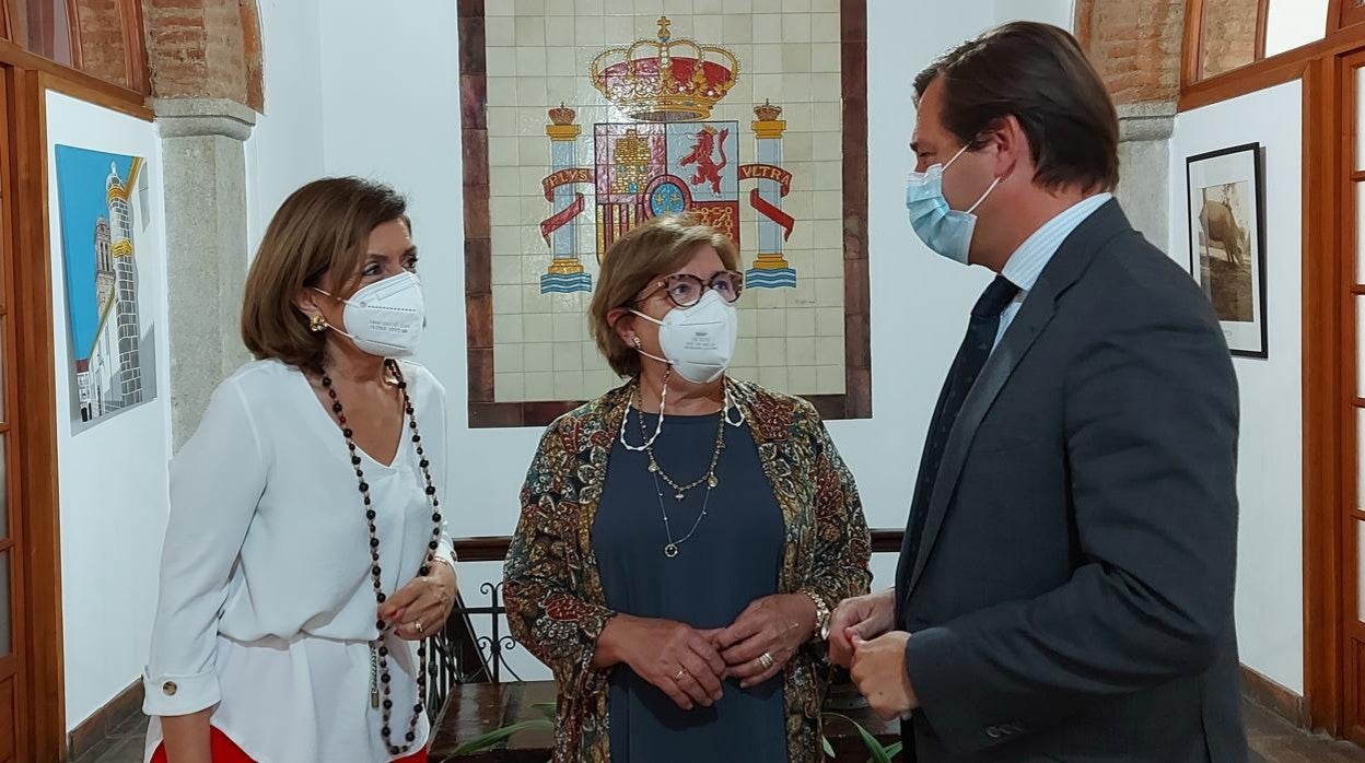 María Jesús Botella y Antonio Repullo, con la alcaldesa de Villanueva de Córdoba, Dolores Sánchez