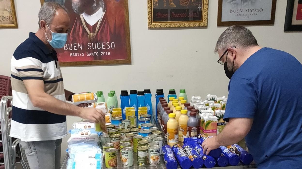 Dos hermanos del Buen Suceso ordenan alimentos recogidos en la campaña de caridad del mes de mayo