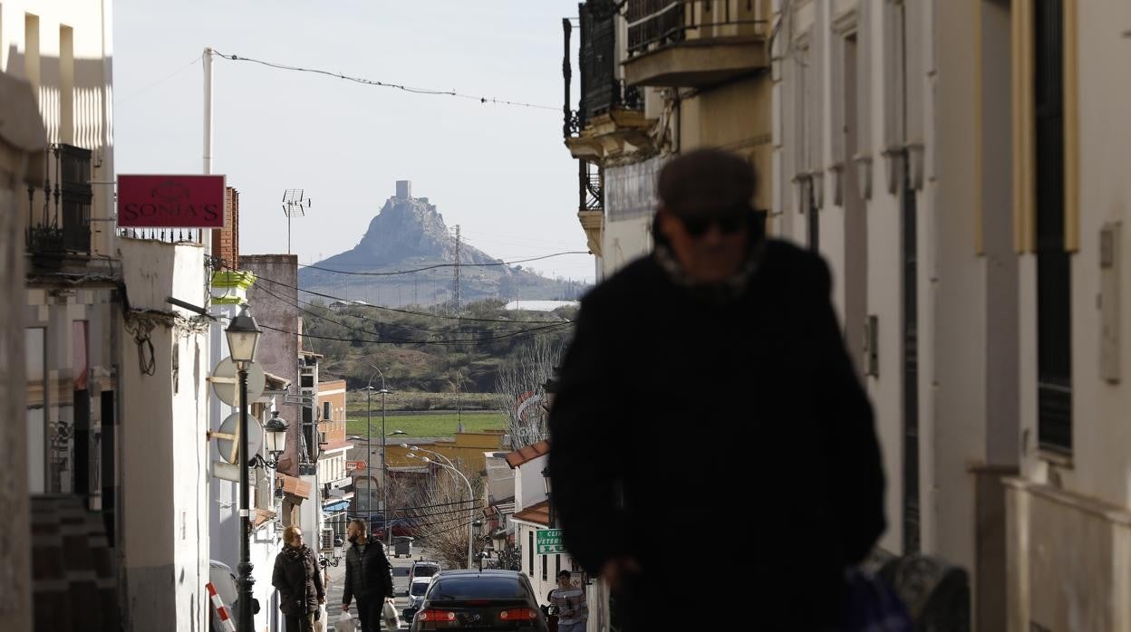 Vecinos pasean por las calles de Peñarroya