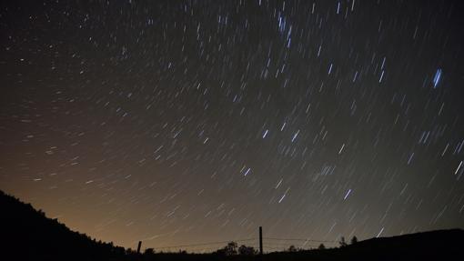 Lluvia de estrellas en el cielo de verano