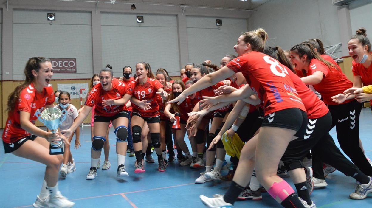 Las jugadoras del Deza Córdoba BM celebran el ascenso a División de Honor Plata este domingo