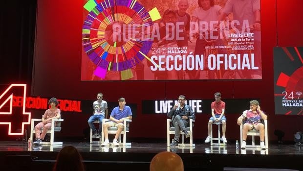 'Live is life', el divertido viaje a los veranos ochenteros de una generación
