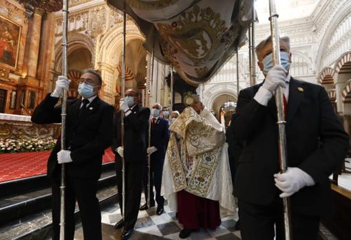 El obispo porta a Jesús Sacramentado hasta la Custodia