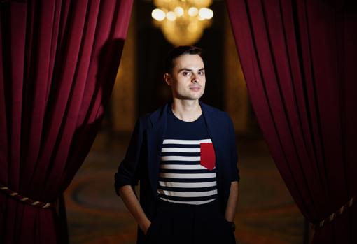 García-López posa en el Teatro Real de Madrid para ABC Córdoba