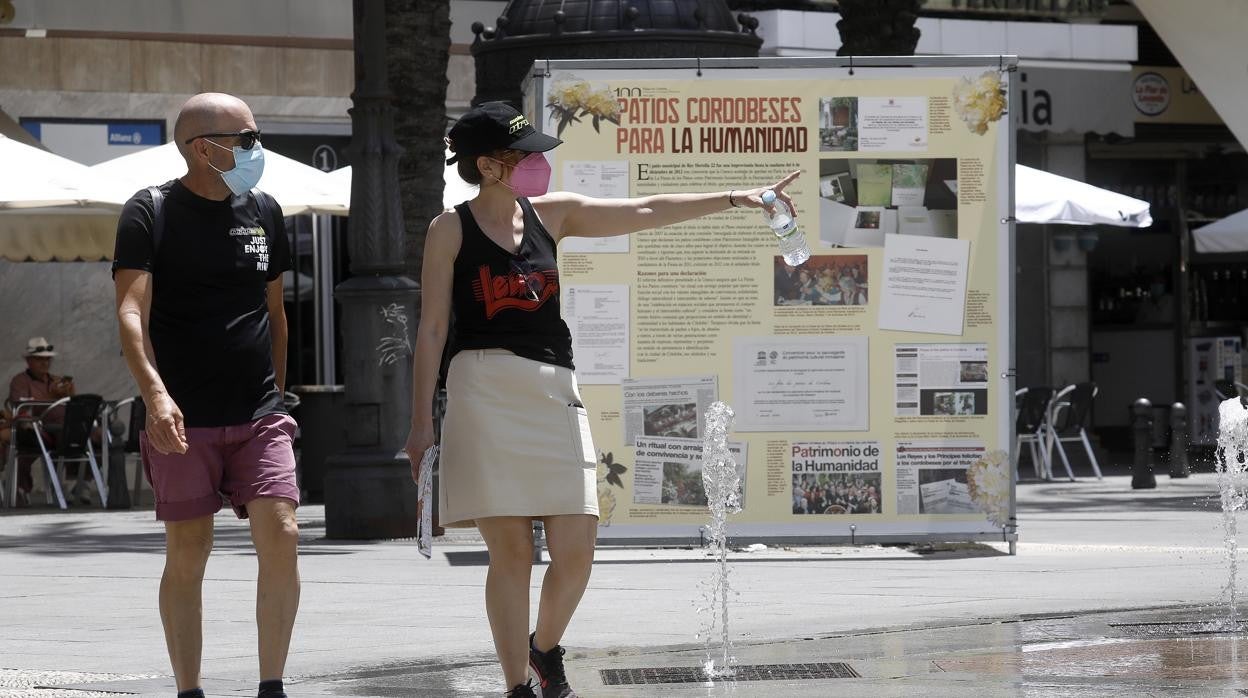 Una pareja con ropa ligera en la plaza de Las Tendillas de Córdoba