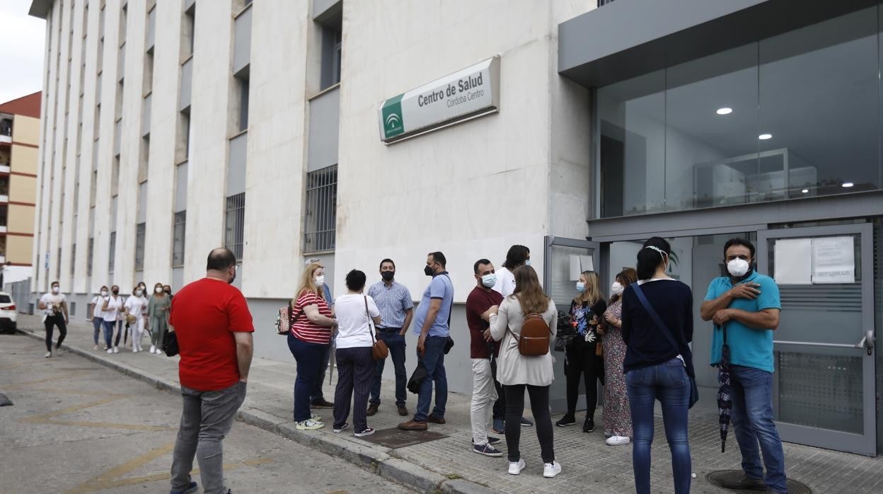 Cola de docentes para la vacuna