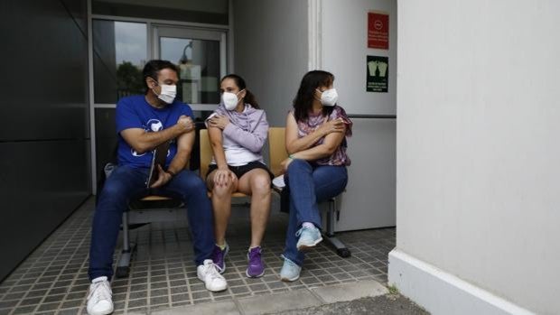 Los turistas nacionales podrían ser vacunados en Andalucía si están de vacaciones en la comunidad