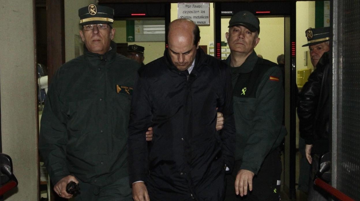 El exdirectivo de Vitalia Antonio Albarracín, conducido por agentes tras su declaración judicial en 2013