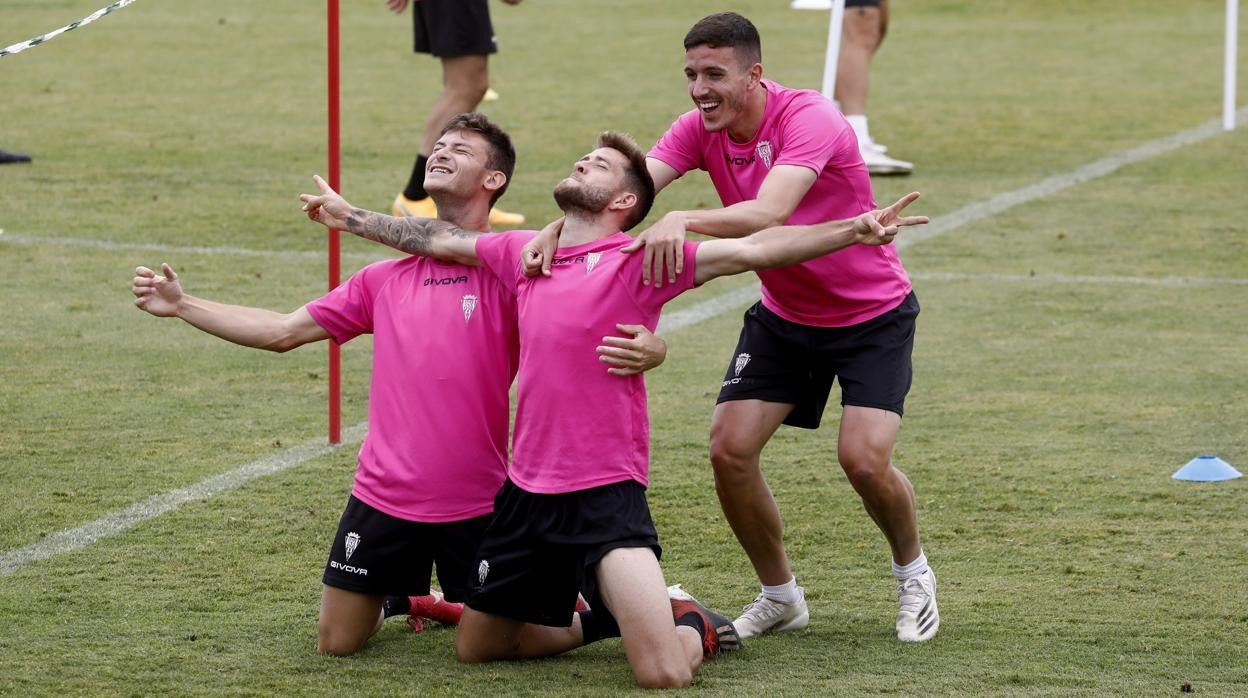 Berto Espeso y Nahuel Arroyo, dos jugadores con contrato, de rodillas en el último entrenamiento