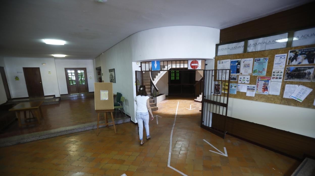 Señales de circuitos diferenciados en un centro escolar de Córdoba capital