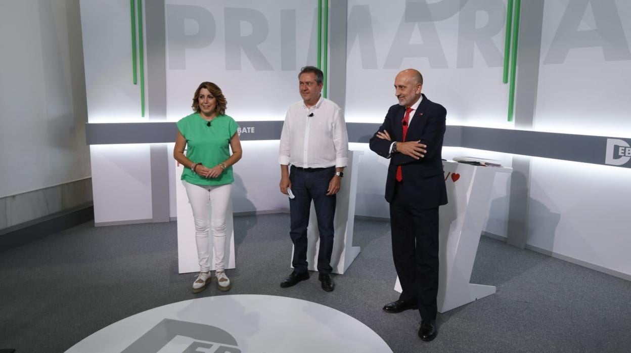 Susana Díaz, Juan Espadas y el tercer candidato, Luis Ángel Hierro, el martes 8 de junio en la sede regional del PSOE andaluz