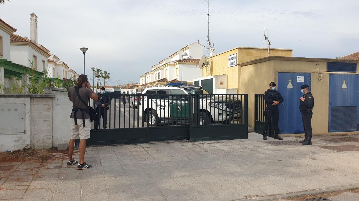 Imagen de agentes desplegados en algunos de los registros que se efectúan en Algeciras