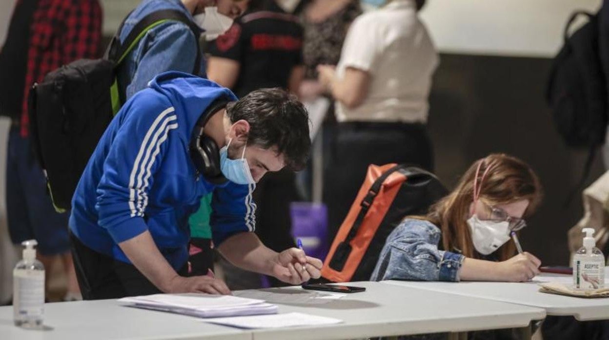 Jóvenes en el aeropuerto de Sevilla el pasado verano