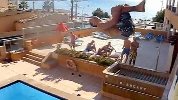 En estado grave un británico tras caer de un tercer piso en Marbella haciendo 'balconing'