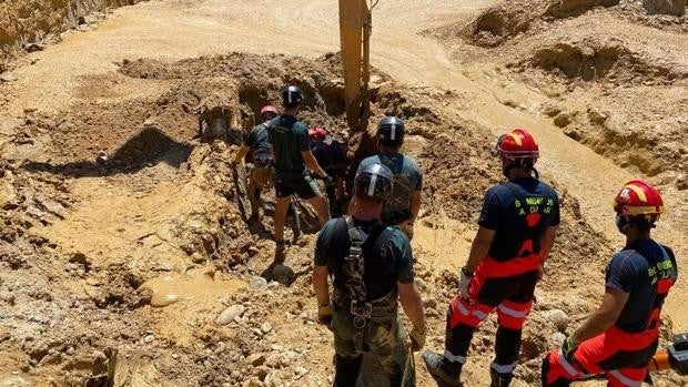 Hallan el cadáver del hombre sepultado bajo toneladas de lodo en la cantera de Jaén