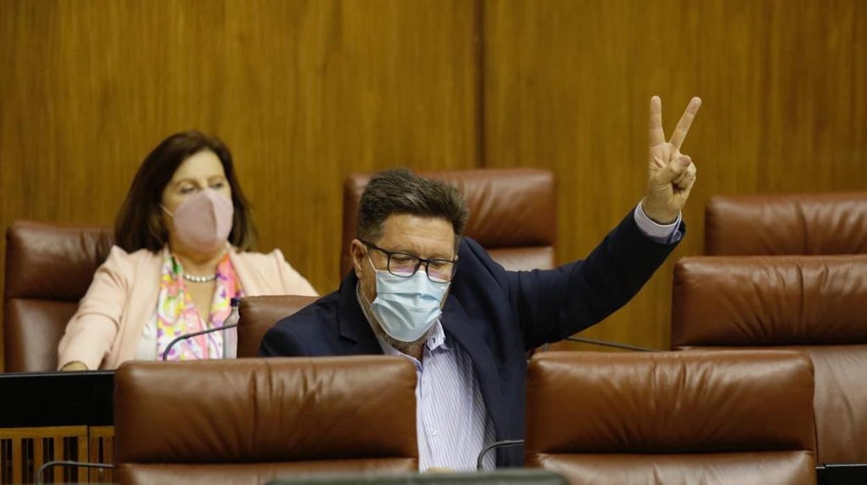 El diputado socialista Rodrigo Sánchez Haro marcando el sentido negativo del voto en el Parlamento de Andalucía