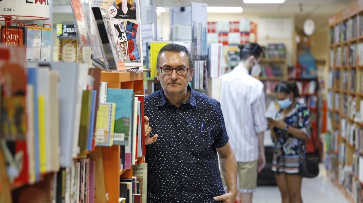 El escritor Salvador Gutiérrez Solís, en una librería