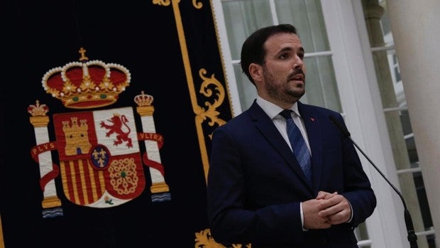 Garzón pide aplicar medidas para bajar el precio de la luz diez días después de implantar la nueva tarifa