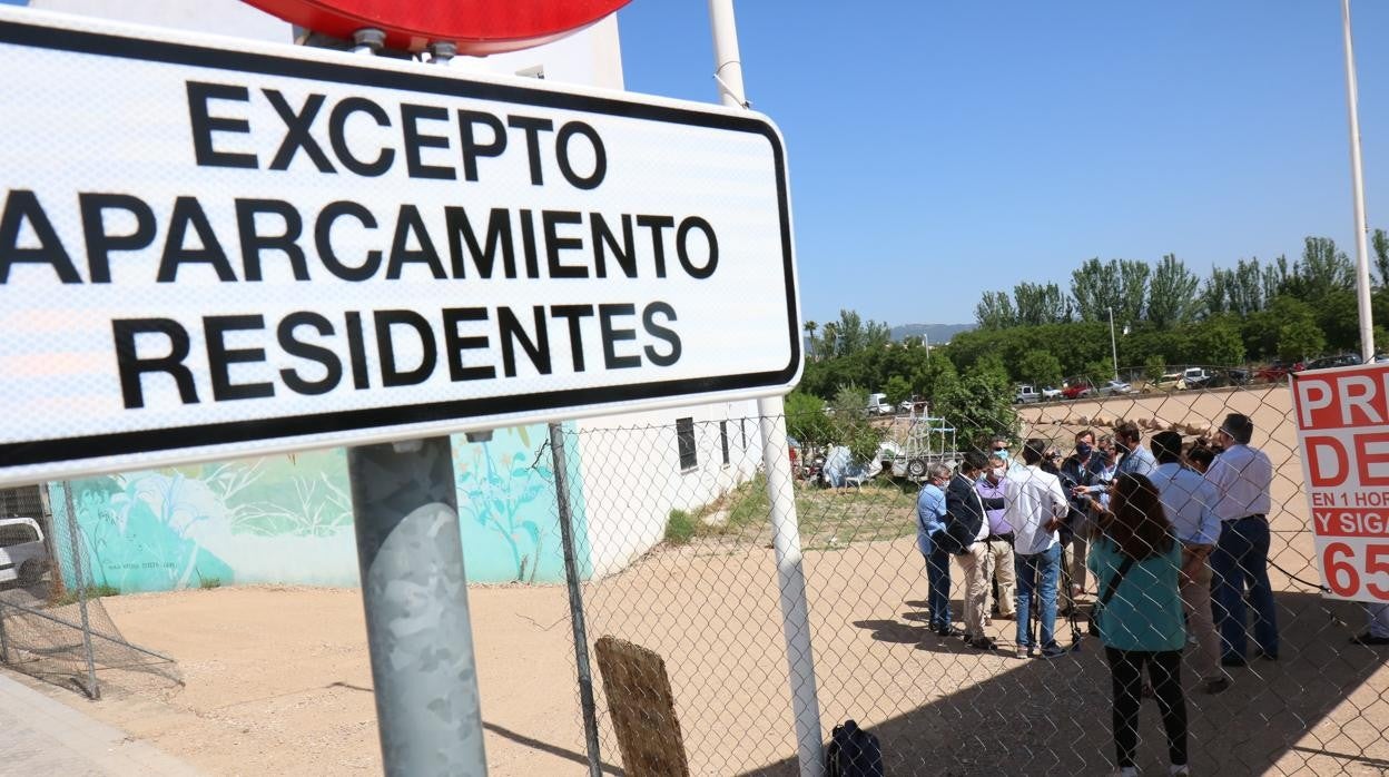 Entrada al recinto destinado al estacionamiento de vehículos