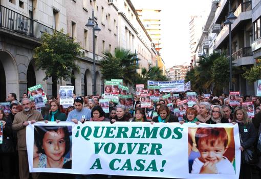 Manifestación encabezada por Ruth Ortiz para pedir la devolución de sus hijos en febrero de 2012 en Huelva; aún no se habían encontrado los cuerpos en esa fecha