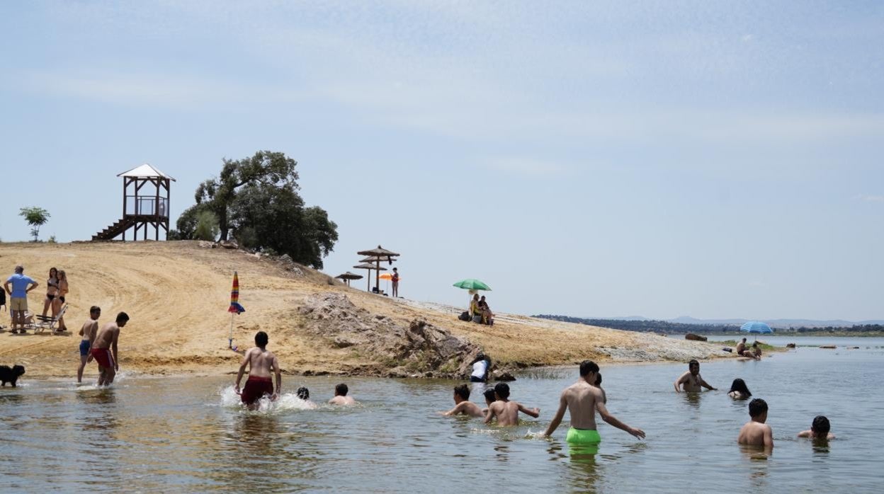 Baños en la playa del embalse de La Colada