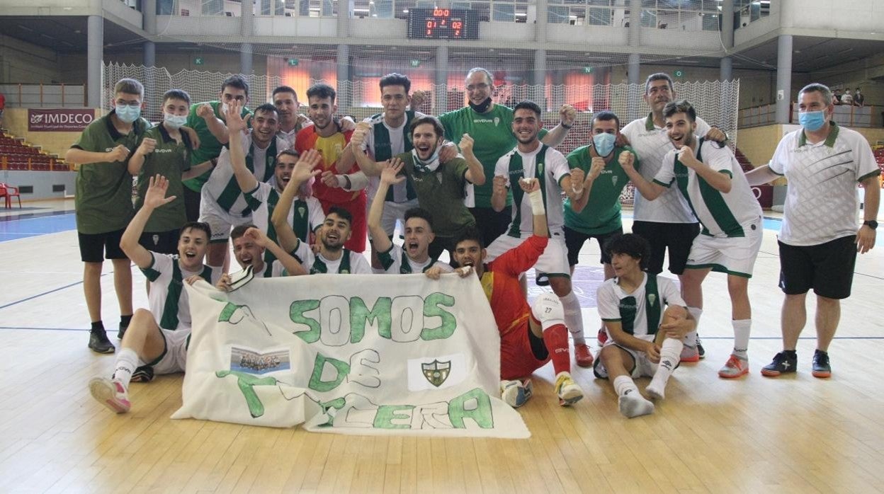 Los jugadores y técnicos del Córdoba Patrimonio celebran el ascenso a Tercera