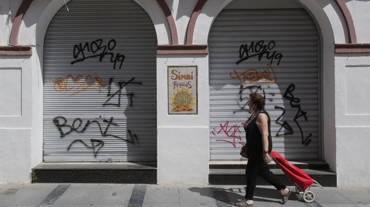 Local cerrado en la Judería de Córdoba en plena pandemia