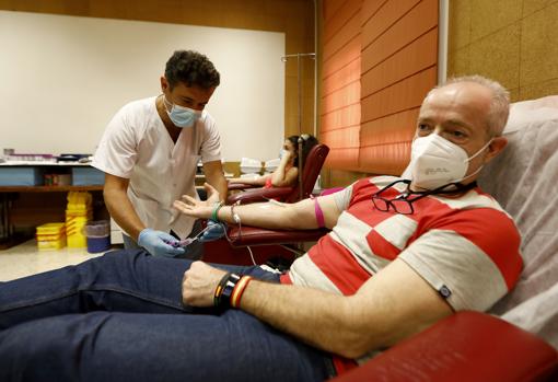 Un hombre dona sangre en Córdoba