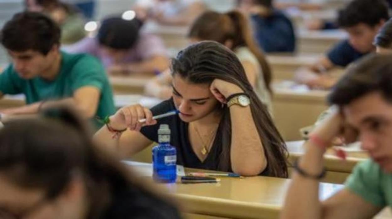 Alumnos examinándose de Selectividad en una imagen de archivo