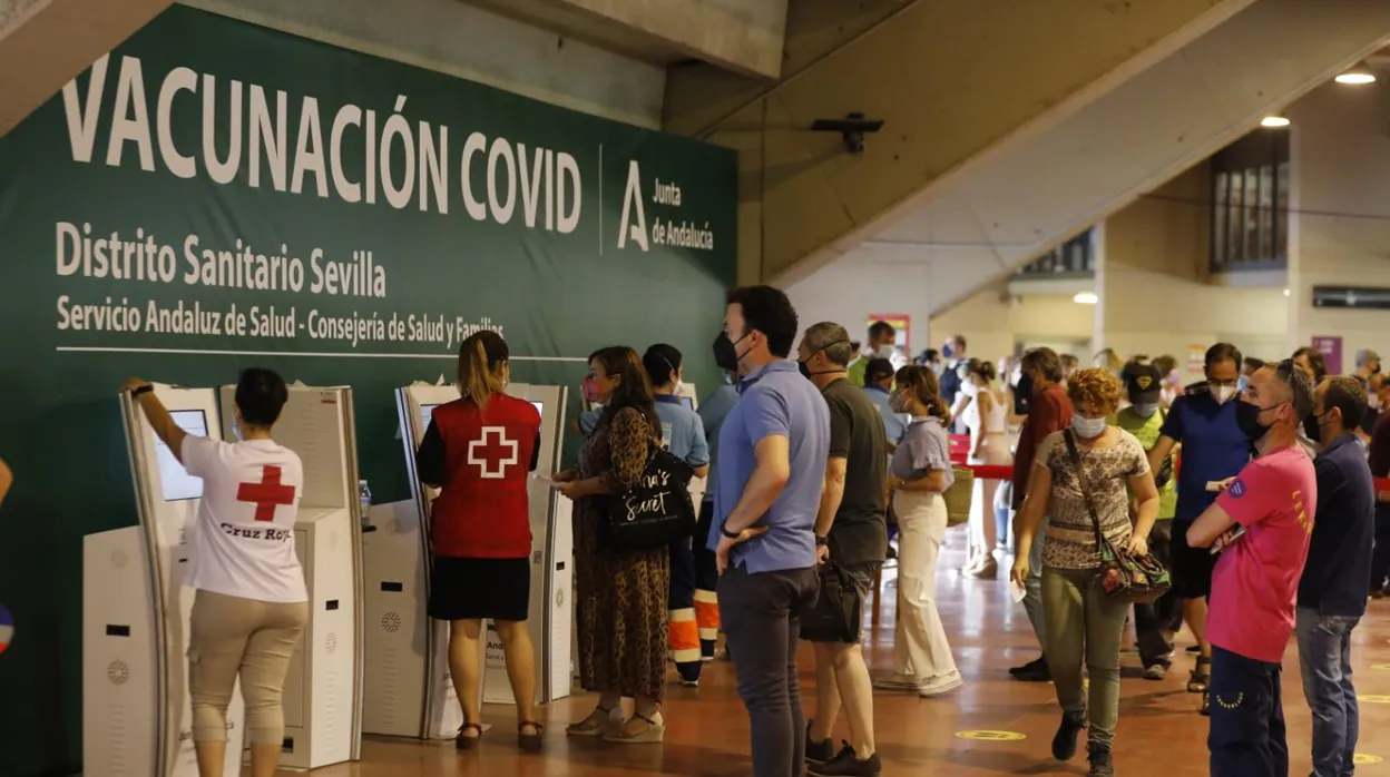 Vacunación masiva en el estadio de la Cartuja de Sevilla