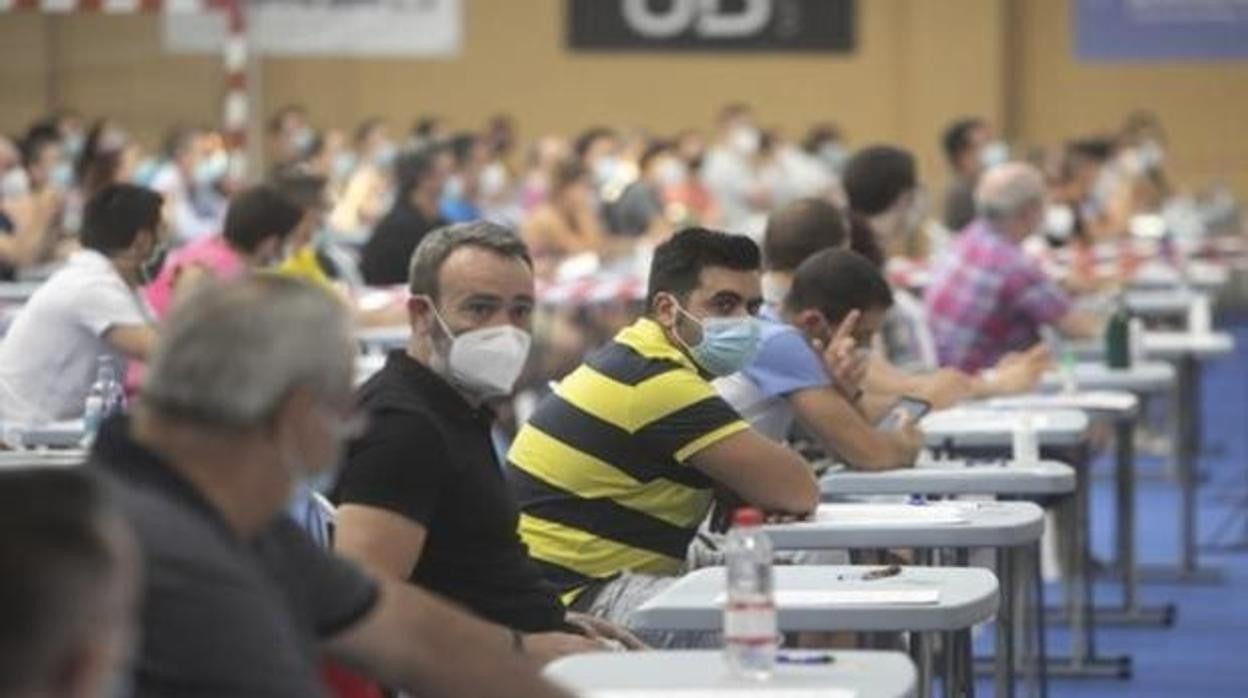 Aspirantes con mascarilla durante unas oposiciones