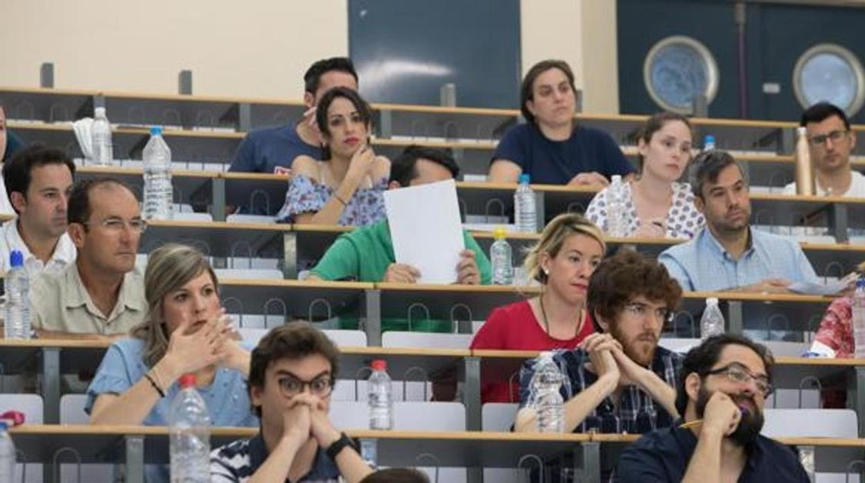 Opositores durante la realización de un examen