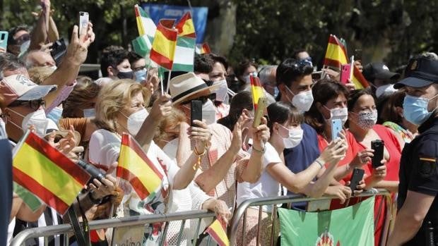 Los Reyes en Sevilla: Vivas a Don Felipe y Doña Letizia, himnos y encuentros con Curro