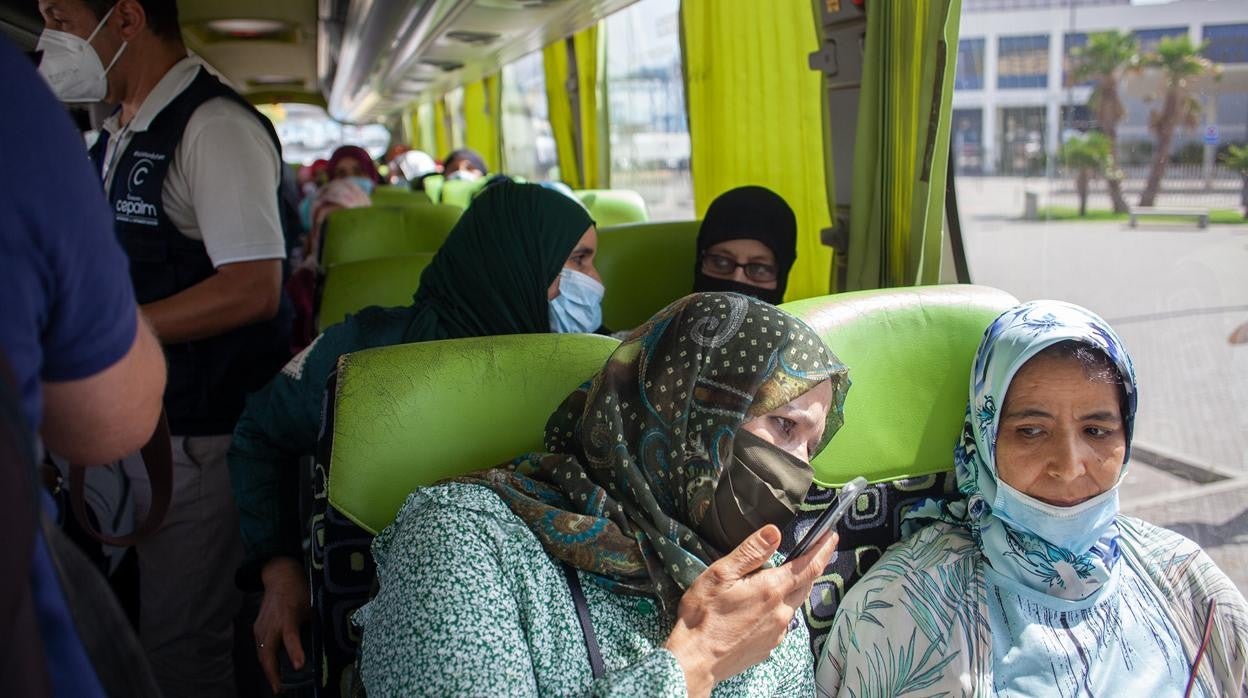 Algunas de las temporeras, en el autobús que las ha traído al puerto de Algeciras desde Huelva