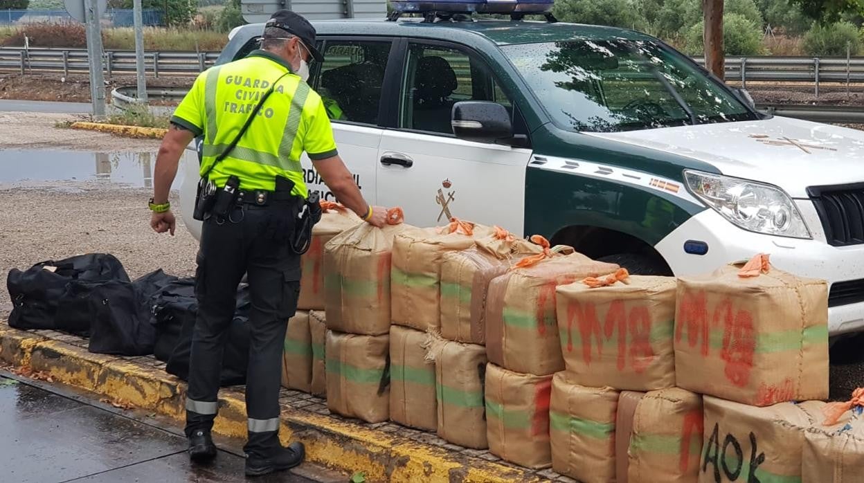 Un agente inspecciona la droga descubierta en el interior del camión