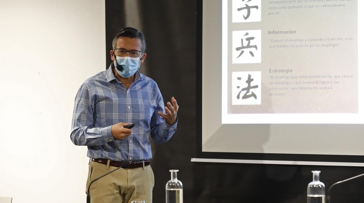 El oncólogo Juan de la Haba, durante una charla en el Hospital San Juan de Dios el pasado 9 de junio