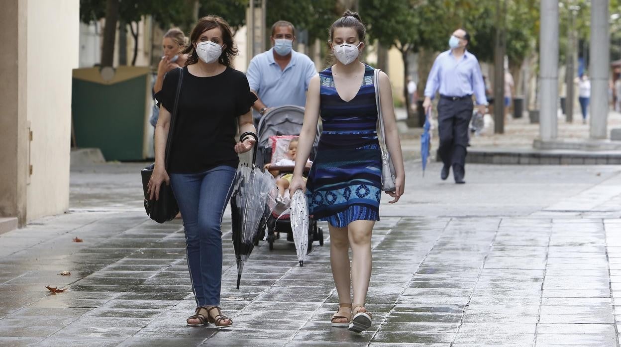 Dos mujeres con paraguas en un día estival en Córdoba