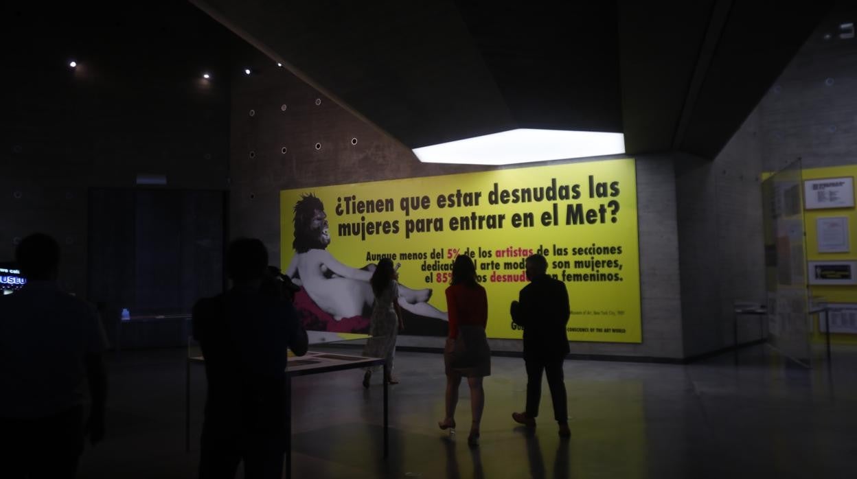 Uno de los paneles de la muestra de Guerrilla Girls en el C3A en Córdoba