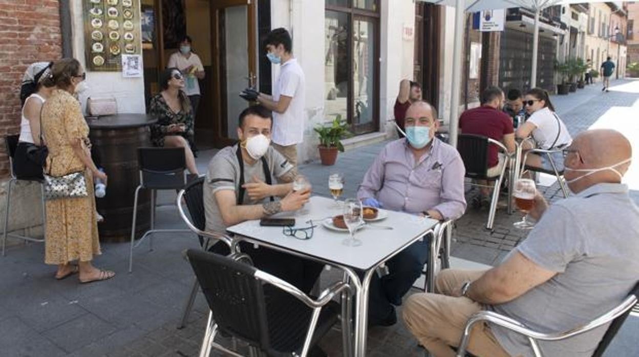 Comensales en una mesa de un bar