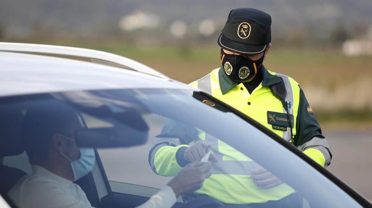 Un agente de la Guardia Civil durante un control en Córdoba