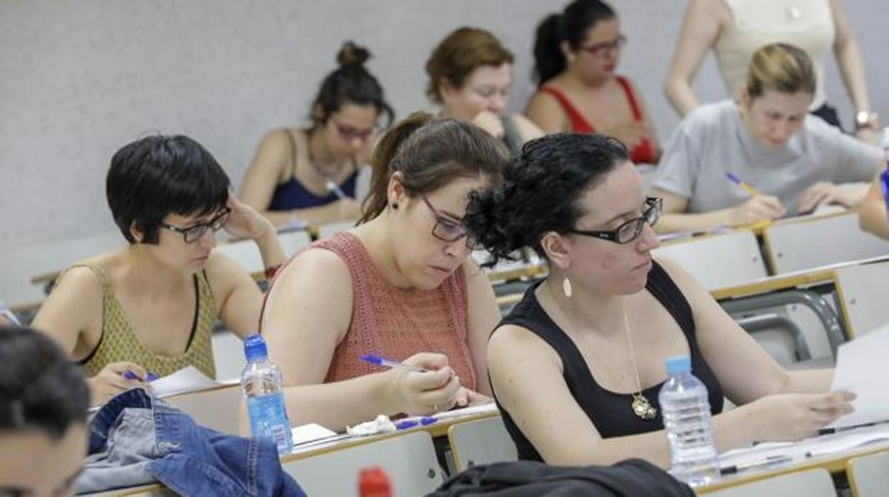 Opositores durante la realización de un examen