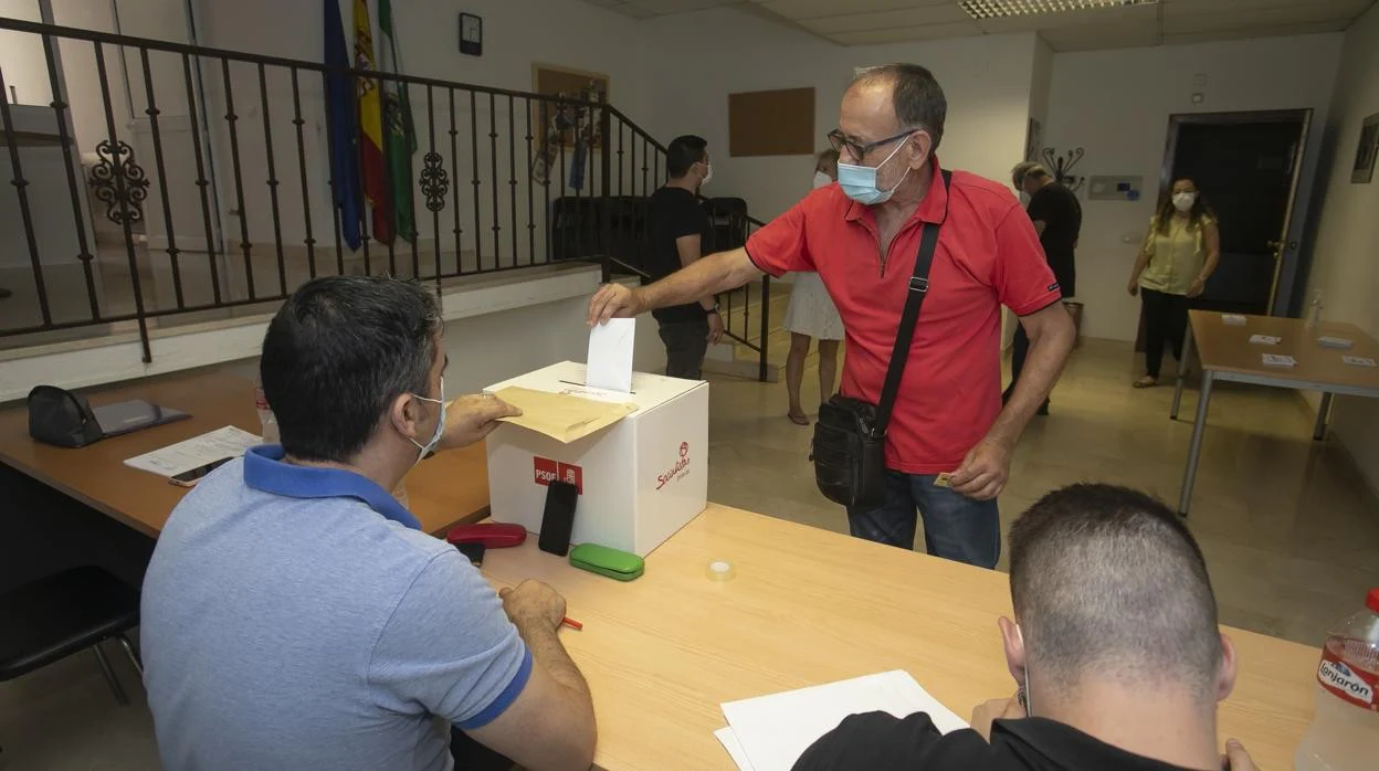 Un militante del PSOE de Córdoba votando en las primaris celebradas el domingo