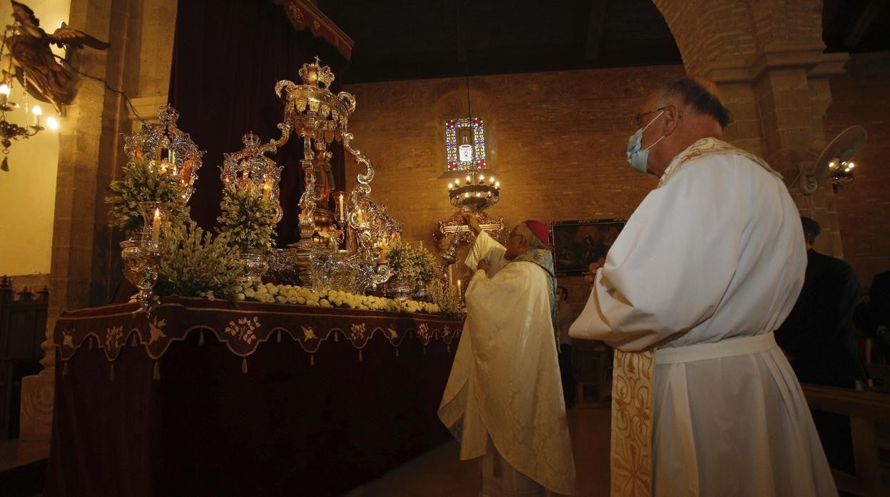 El obispo de Córdoba, Demetrio Fernández, ante la Virgen de la Fuensanta