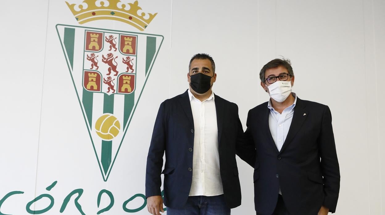 El entrenador del Córdoba CF, Germán Crespo, junto a González Calvo, en su presentación