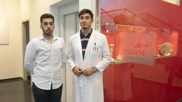 Decenas de personas piden vacunarse en el Parque Joyero de Córdoba tras una confusa circular interna