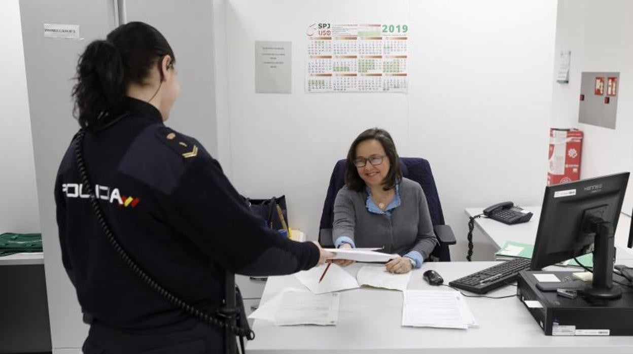 Un agente de la Policía Nacional en el juzgado de Guardia 24 horas de Córdoba