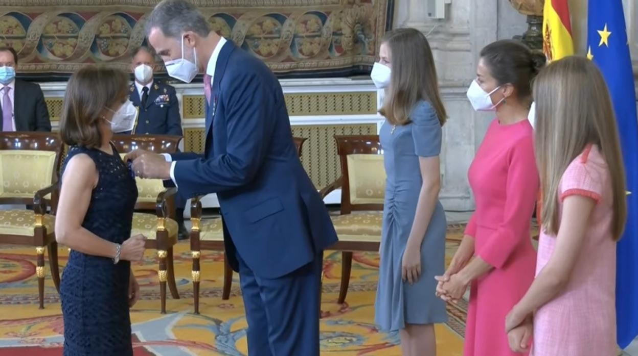 La profesora de la Universidad de Córdoba, María del Mar Delgado, recibe de manos del Rey Felipe VI la medalla al Mérito Civil